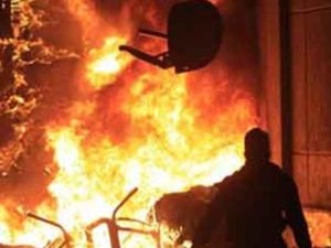 حوالي 100 شخص -معظمهم صحفيون- اجلوا الي مربض سيارات الفندق قبيل الساعة السادسة صباحا 