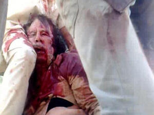 صورة للجثة بين اقدام المتمردين 