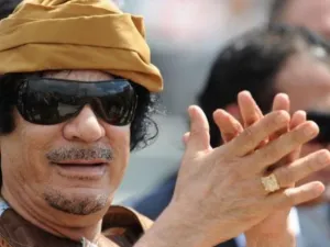العقيد معمر القذافي وافق على خارطة الطريق التي عرضها الاتحادُ الإفريقي