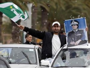 ليبي يرفع صورة للقذافي وسط طرابلس بعد أنباء عن سيطرة قواته على أجدابيا  