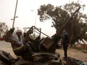 اثنان من الثوار الليبيين في بنغازي 
