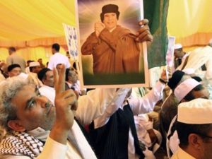 القذافي يدعو الليبيين للزحف الى طرابلس 