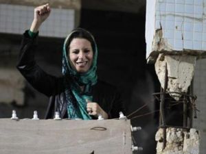 عائشة القذافي تحيي انصار ابيها في باب العزيزية بالعاصمة الليبية طرابلس يوم 14 ابريل نيسان