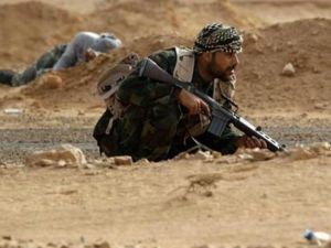 حمد المسلحين المناهضين للزعيم الليبي معمر القذافي يحتمي من قصف من القوات الموالية له في راس لانوف
