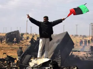 الناتو قتل 5 ثوار 