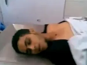 جثة أحد قتلى المواجهات المسلحة في ليبيا