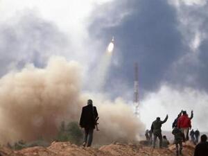 معارضون ينظرون الى صاروخ خلال اشتباكات مع قوات مؤيدة للقذافي بين راس لانوف وبن جواد