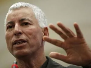 ميلاد حسين المتحدث باسم قوات الدفاع الليبية يتحدث في مؤتمر صحفي بطرابلس
