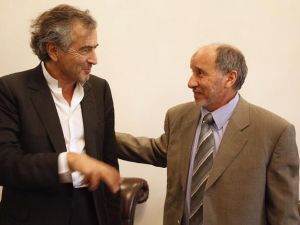 الصهيوني برنارد ليفي برفقة رئيس المجلس الإنتقالي الليبي مصطفى عبد الجليل