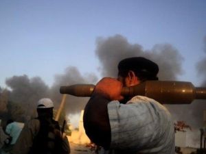 اشتباكات مسلحة عنيفة بين الجيش ومسلحين في مدينة بنغازي