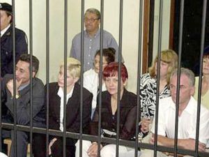 الطبيب والممرضات البلغاريات اثناء المحكمة/ارشيف