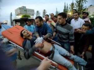 مسعفون يقدمون المساعدة لجريح من الثوار في مصراتة