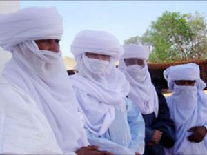 الطوارق، هم قبائل من الرحّل والمستقرين يعيشون في صحراء الجزائر، ومالي، والنيجر وليبيا وبوركينا فاسو