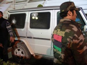 سيارة القنصل الايطالي وقد تعرضت لاظلاق النار/أ.ف.ب