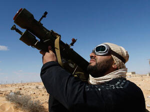 وشهدت درنة سقوط طائرة حربية الاثنين ومقتل قائدها في غارات على موقع لداعش