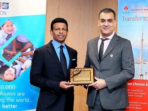 كريم شيلي، رئيس الجامعة الكندية في دبي، مع دينو فاركي، الرئيس التنفيذي لمجموعة جيمس للتعليم.