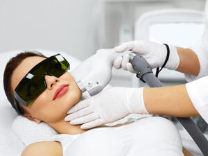 استخدام الليزر قد يؤدي إلى ظهور حب الشّباب

