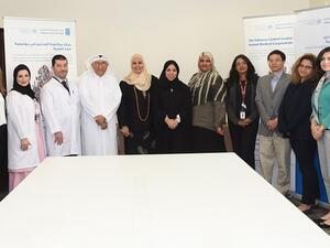 الدكتور أحمد الملا، رئيس مركز مكافحة التبغ بمؤسسة حمد الطبية مع وفد المكتب الاقليمي لمنظمة الصحة العالمية الذي زار المركز.