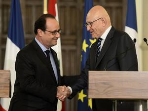 Lebanese Prime Minister Tamam Salam (R) and French President Francois Hollande shake hands as they give a joint statement following their meeting in Beirut on April 16, 2016. (AFP/Stephane de Sakutin)
