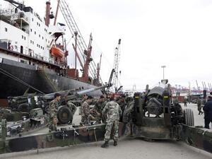 Lebanese soldiers stand next to M198 155mm howitzers upon the arrival of a shipment of US weapons at the Beirut port on February 8, 2015. (AFP/Anwar Amro)
