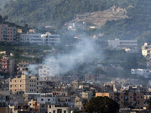 Smoke rises from clashes in Lebanon's Ain al-Hilweh's Palestinian refugee camp, 8 April 2017. (AFP/Mahmoud Zayyat)