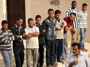 Migrants from Chad, Sudan, Egypt and Bangladesh wait to receive aid distribution provided by the International Organization for Migration (IOM) in cooperation with Libyan Red Crescent in the east of Libya on August 16, 2016. (AFP/Abdullah Doma) Migrants from Chad, Sudan, Egypt and Bangladesh wait to receive aid distribution provided by the International Organization for Migration (IOM) in cooperation with Libyan Red Crescent in the east of Libya on August 16, 2016. (AFP/Abdullah Doma)