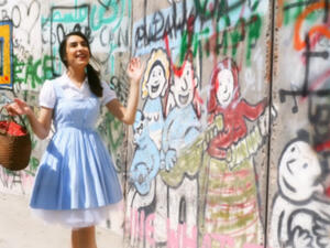 In a first-of-its-kind production Palestinian artist Lina Sleibi has joined forces with European producer Johno to put out an inspiring Arabic cover version of classic film ballad “Over The Rainbow” from The Wizard of Oz . (Source: Mastermind Promotion)