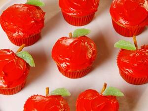 كب كيك التفاح الأحمر