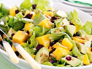 سلطة الأفوكادو مع الجبنة والمانجو