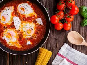 بيض مقلي بالفلفل الحار والطماطم