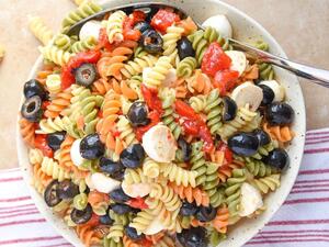 سلطة المعكرونة الملونة للربيع