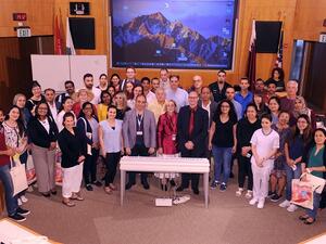  اشتملت الندوة على مجموعة متنوعة من المحاضرات ألقاها خبراء في المجال وتناولت لمحة تاريخية عن العلاج بالموسيقى وتأثير الموسيقى على الدماغ.