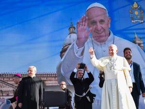 Pope Francis (R) waves as he arrives on stage for a meeting with youth on Piazza Politeama in Palermo on September 15, 2018, during his one-day visit on the occasion of the 25th anniversary of the killing by the mafia of Sicilian priest Pino Puglisi. 
Andreas SOLARO / AFP