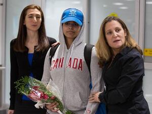 Saudi Rahaf Mohammed al-Qunun is welcomed by Canadian Minister for Foreign Affairs Chrystia Freeland as she arrives at Pearson International airport in Toronto, Ontario, on January 12, 2019. (AFP)
