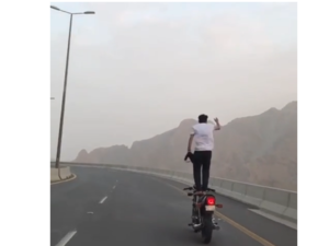 A video recorded for a Saudi man while standing on his motorcycle while driving between Ta'if and Mecca on a highway.