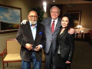 Warren Buffett (C) appears with the bidder who pledged $2.68 million in exchange for a lunch date with the billionaire investor. (UPI)