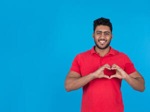 قد يظهر رجل العقرب للكل بأنه غير عاطفي ولكنه في الحقيقة هو غير ذلك