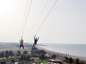 أطلقّ منتجع ميلينيوم المصنعة أول مرفق للانزلاق على الحبل المعلق في عُمان. 