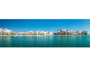 أن مرسى جبلَ سيفة يقع بموقعه الخلاب قُبالة سلسة جبال الحجر المهيبة على بُعد 20 دقيقة من بندر خيران بإطلالة خلابة على مياه بحر عُمان المتلألئة.