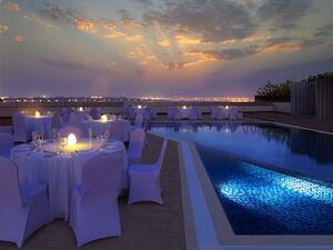 يقدم المطعم أجواء استرخاء استثنائية، فهو يحيط بركة السباحة الخاصة بالفندق، كما تمتلك شرفته اطلالة مبهرة لأبراج مدينة دبي المتلألئة مساءً.