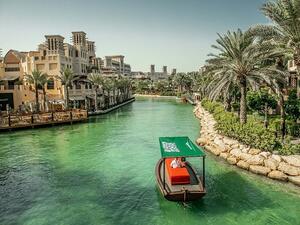 يمكن للزوار الانطلاق في جولة ساحرة على متن قوارب العبرة بين الممرات المائية المتعرجة في مدينة جميرا.