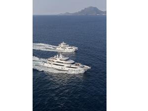 صاحبة الجلالة رقم 155 والجلالة 110 في كان، فرنسا