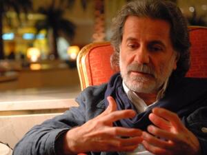 مارسيل خليفة يغني تضامنا مع الأسرى الفلسطينيين المضربين