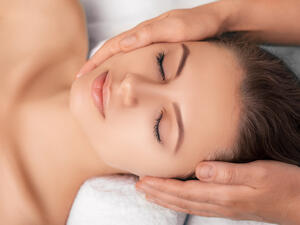 لبشرة نقية يفضل خلط زيت اللوز مع كريم ويدلك به الجلد لمدة 2 دقيقة