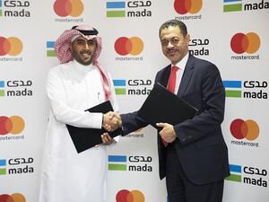 زياد اليوسف المدير العام لإدارة نظم المدفوعات الجهة المشغلة للنظام و خالد الجبالي الرئيس الإقليمي لماستركارد في منطقة الشرق الأوسط وشمال إفريقيا