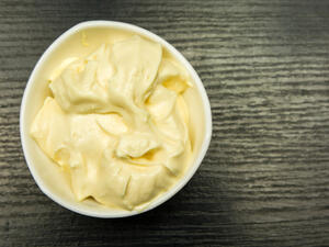 المايونيز فهو يستخدم لجعل الشعر قوي وناعم ولامع لاحتوائه على البرويتن