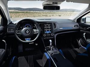 تتألّق ’ميغان GT‘ عبر تصميم رياضي ملفت يبرز بشكل خاص في الشبك الأمامي ومصدّ الضربات، والأضواء النهارية الجارية على شكل حرف C في الأمام والأضواء الأمامية الكاملة بتقنية LED.