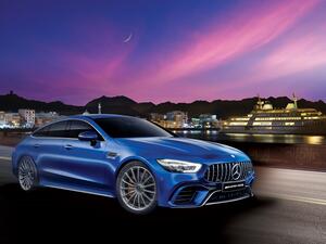 يمكن للعملاء الاستمتاع بهذا العرض الرائع الذي يضم طرازات مرسيدس - بنز الجديدة وسيارات الدفع الرباعي المتوفرة باستثناء مركبات Mercedes-AMG G 63 وطرازات Tactical.