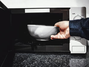 يعد فرن الميكروويف مرتعاً للبكتيريا والجراثيم بسبب كثرة الاستخدام

