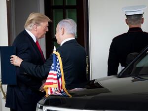 US President Donald Trump (L) bids farewell to Israel's Prime Minister Benjamin Netanyahu after a meeting at the the White House March 25, 2019 in Washington, DC. (Brendan Smialowski / AFP)
